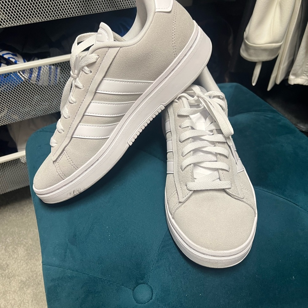 Adidas Women’s Gray/White Sneakers Sleek Low-Top Design